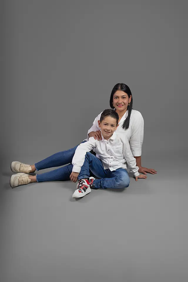 Mamá e hijo abrazados en sesión de fotografía familiar