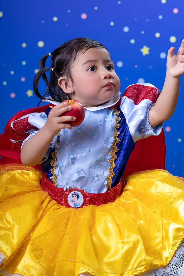 Niña disfrazada de princesa en sesión disfrazada temática